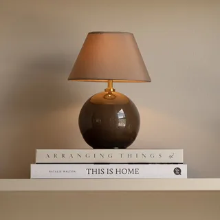 Iris Akku-Tischleuchte braun Textil G4 von Globen Lighting in Mocha – Produktfoto 3 von 3