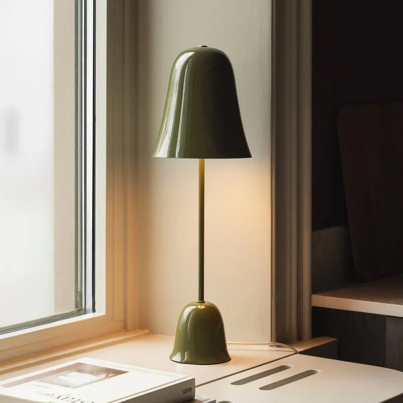 tafellamp Blåklockan, hoogte 56 cm fra Globen Lighting i Olijfgroen – produktbillede 1 af 4