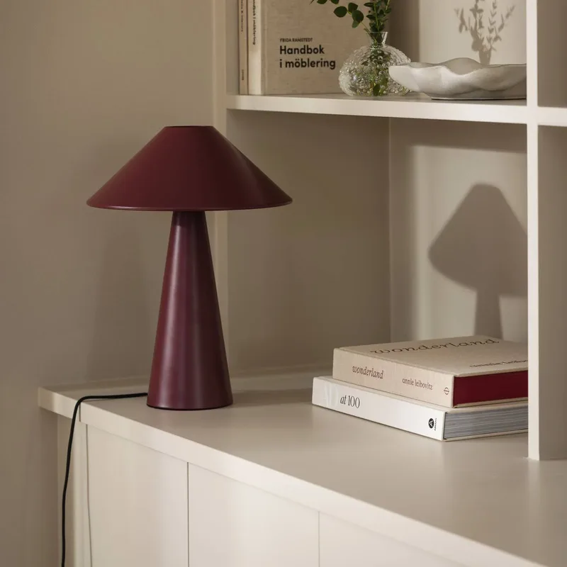 tafellamp Cannes, metaal, hoogte 40 cm fra Globen Lighting i Rød – produktbillede 1 af 2