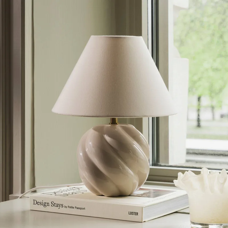 tafellamp DAHLIA, beige/beige, hoogte 31 cm från Globen Lighting i Beige – produktbild 2 av 5