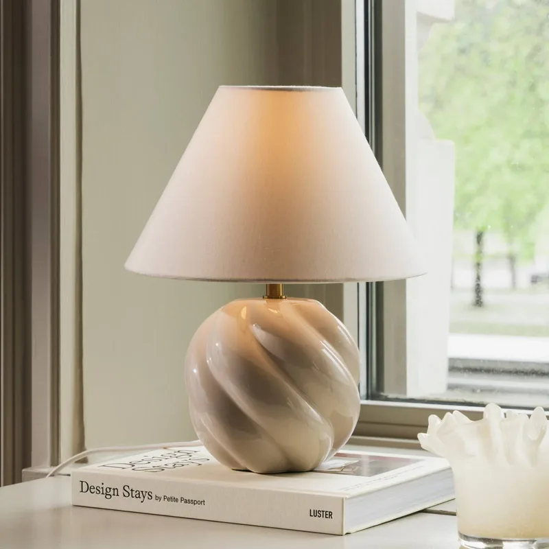 tafellamp DAHLIA, beige/beige, hoogte 31 cm från Globen Lighting i Beige – produktbild 1 av 5