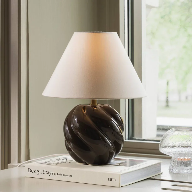 Lampe de table DAHLIA, beige/brun, hauteur 31 cm de Globen Lighting en Marron, Beige – photo produit 1 sur 5