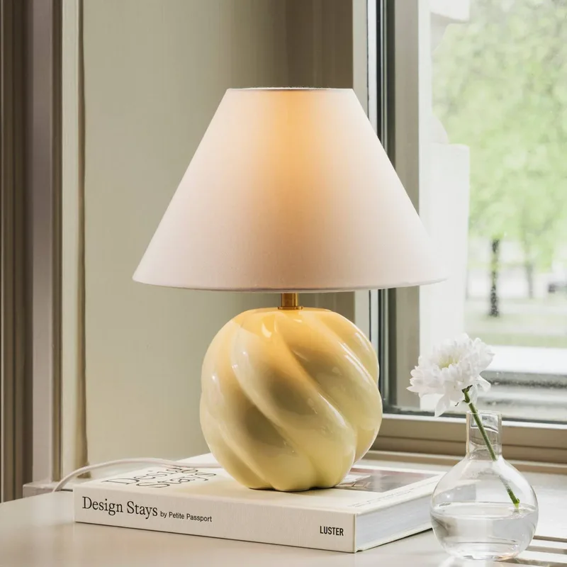 bordlampe DAHLIA, beige/gul Højde 31 cm fra Globen Lighting i Gul, Beige – produktbillede 1 af 5