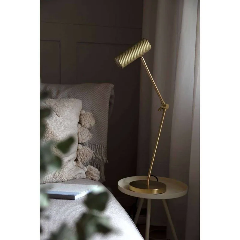 bordslampa Hubble READ, mässing Höjd 45 cm från Globen Lighting i Geborsteld messing – produktbild 3 av 4