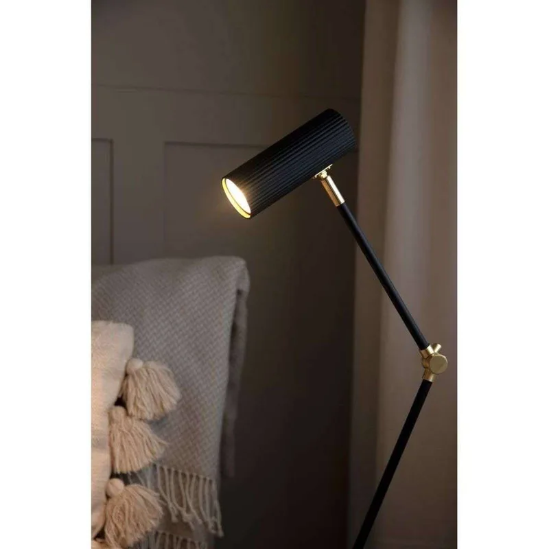 lampe à poser Hubble Read Black de Globen Lighting en Noir, Laiton – photo produit 2 sur 5