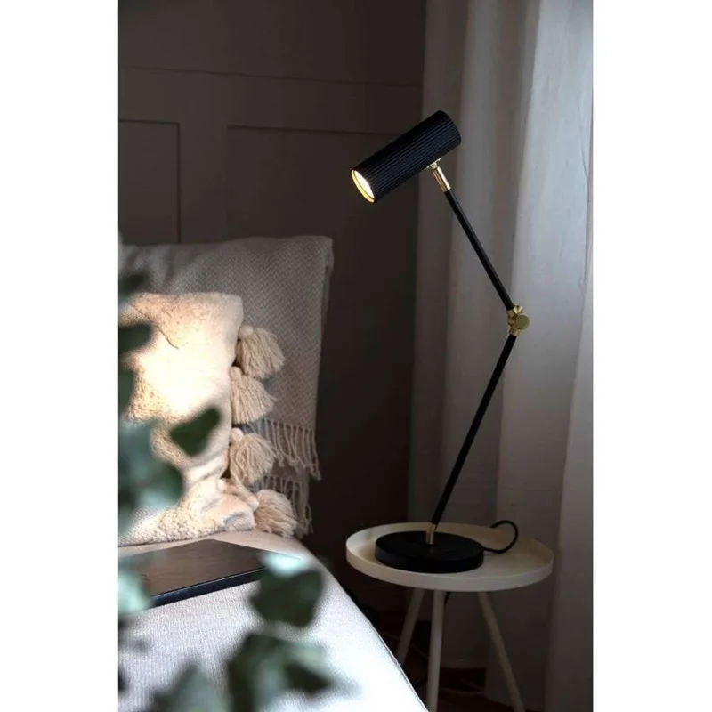 lampe à poser Hubble Read Black de Globen Lighting en Noir, Laiton – photo produit 3 sur 5