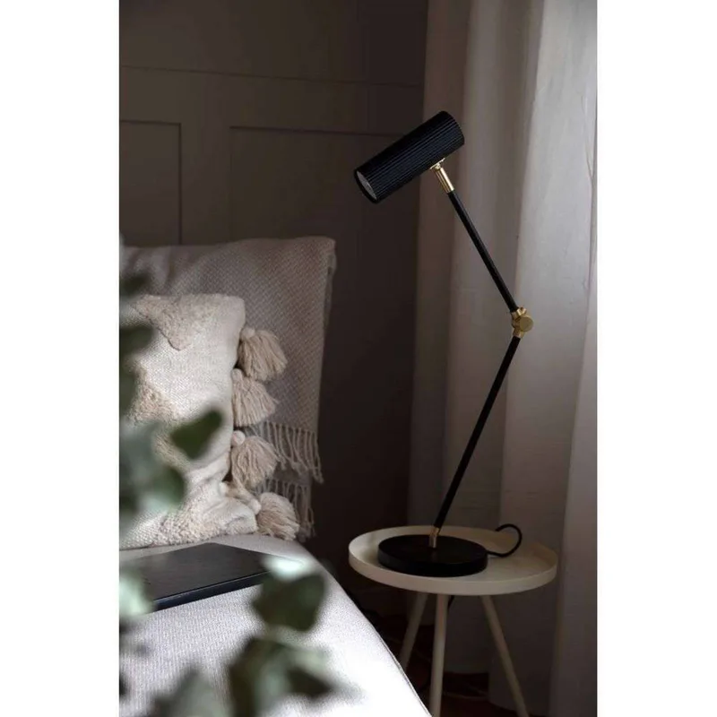 lampe à poser Hubble Read Black de Globen Lighting en Noir, Laiton – photo produit 4 sur 5