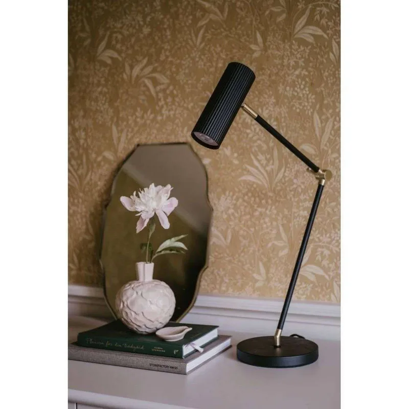 lampe à poser Hubble Read Black de Globen Lighting en Noir, Laiton – photo produit 5 sur 5