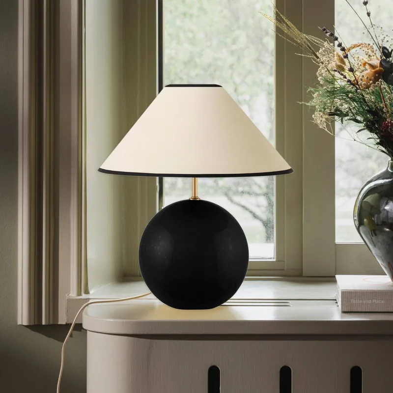 Iris 35 Tischleuchte 39 cm Noir de Globen Lighting en Beige, Noir – photo produit 2 sur 3