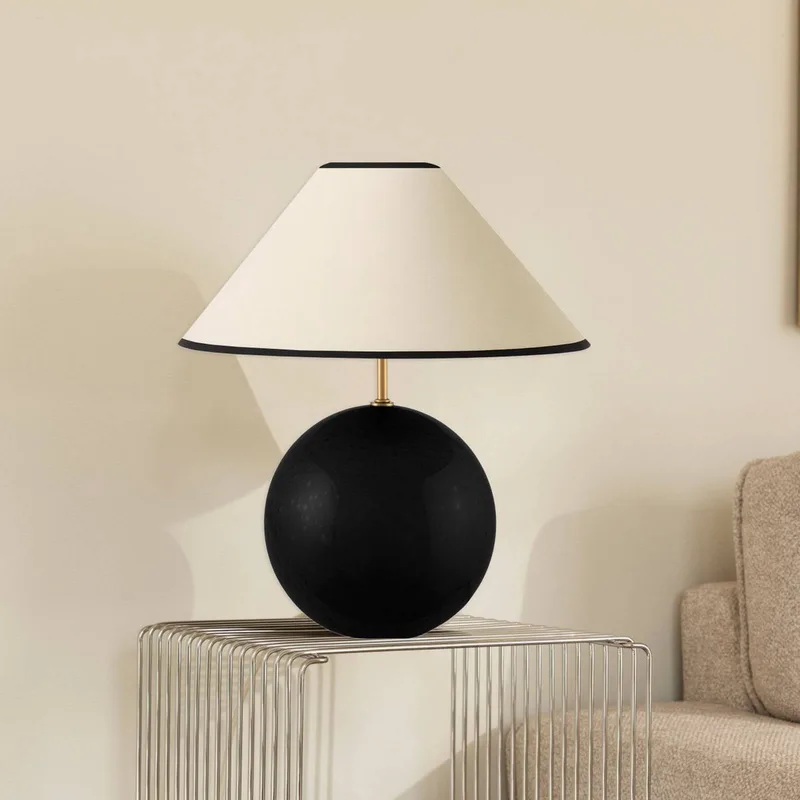 Iris 35 Tischleuchte 39 cm Noir de Globen Lighting en Beige, Noir – photo produit 1 sur 3