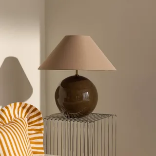 tafellamp IRIS, bruin, hoogte 45 cm fra Globen Lighting i Mocha – produktbillede 1 af 2