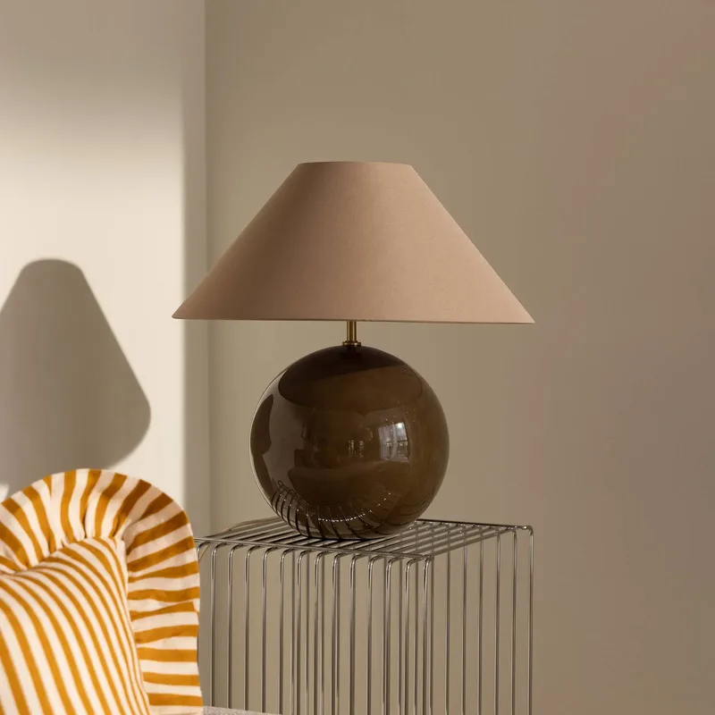 tafellamp IRIS, bruin, hoogte 45 cm fra Globen Lighting i Mocha – produktbillede 1 af 2