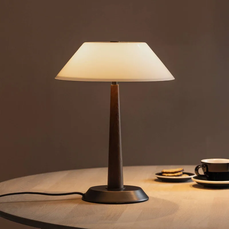 tafellamp Ligna, hoogte 39 cm, wit/brons/eiken fra Globen Lighting i Hvid, Bronze, Donker eiken – produktbillede 1 af 4