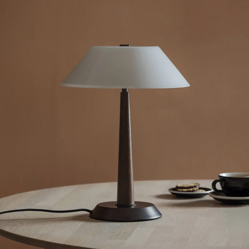 tafellamp Ligna, hoogte 39 cm, wit/brons/eiken fra Globen Lighting i Hvid, Bronze, Donker eiken – produktbillede 2 af 4