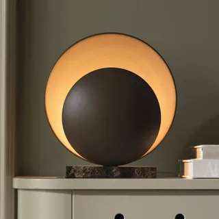 Lampe de table Orbit Mocha, marbre brun de Globen Lighting en Marron, Marmer – photo produit 1 sur 3