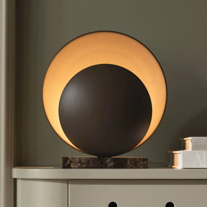 Lampe de table Orbit Mocha, marbre brun de Globen Lighting en Marron, Marmer – photo produit 1 sur 3