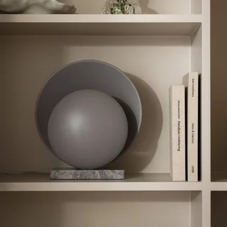 tafellamp ORBIT, marmer, hoogte 32 cm från Globen Lighting i Grå – produktbild 1 av 2