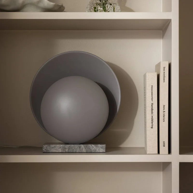 tafellamp ORBIT, marmer, hoogte 32 cm från Globen Lighting i Grå – produktbild 1 av 2