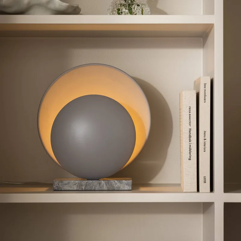 tafellamp ORBIT, marmer, hoogte 32 cm från Globen Lighting i Grå – produktbild 2 av 2