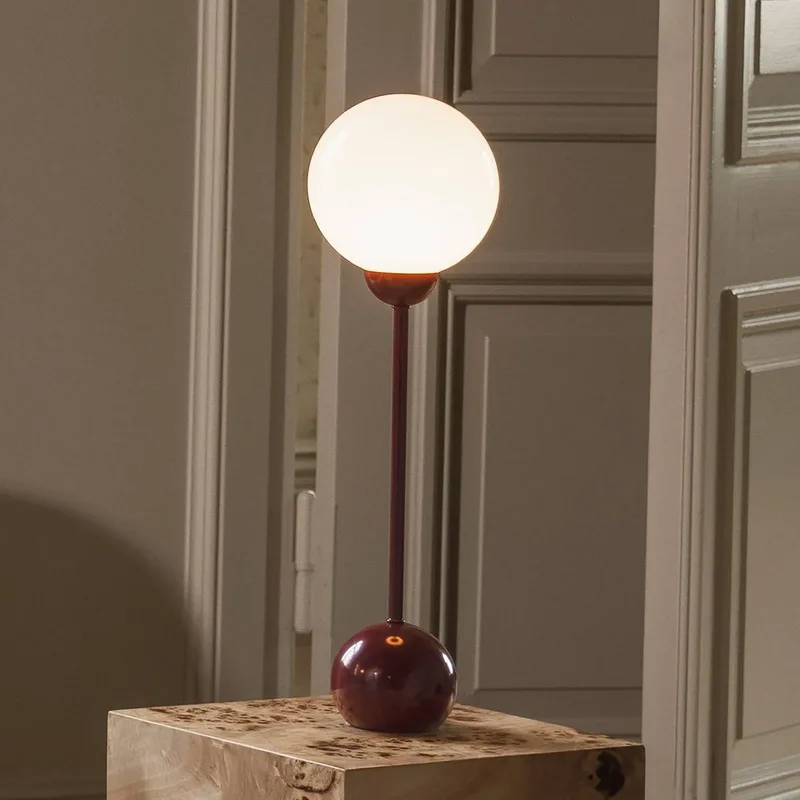 tafellamp Ripley rood, hoogte 52 cm, ijzer/glas från Globen Lighting i Bordeauxrood, Vit – produktbild 1 av 4