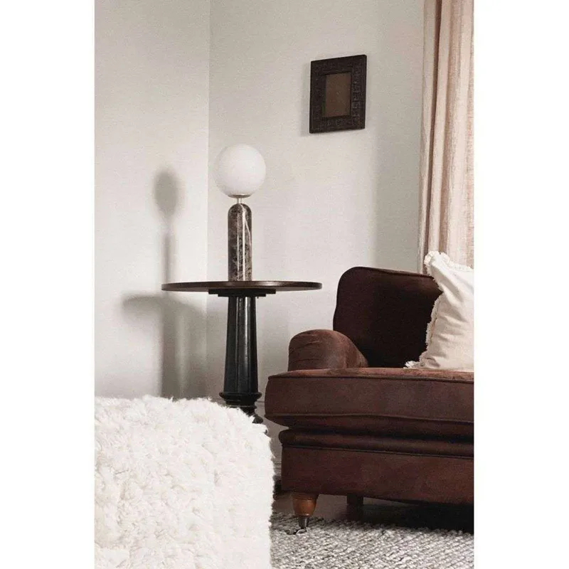 tafellamp Torrano, bruin, hoogte 53 cm från Globen Lighting i Bruin gemarmerd, Vit, Geborsteld messing – produktbild 4 av 5