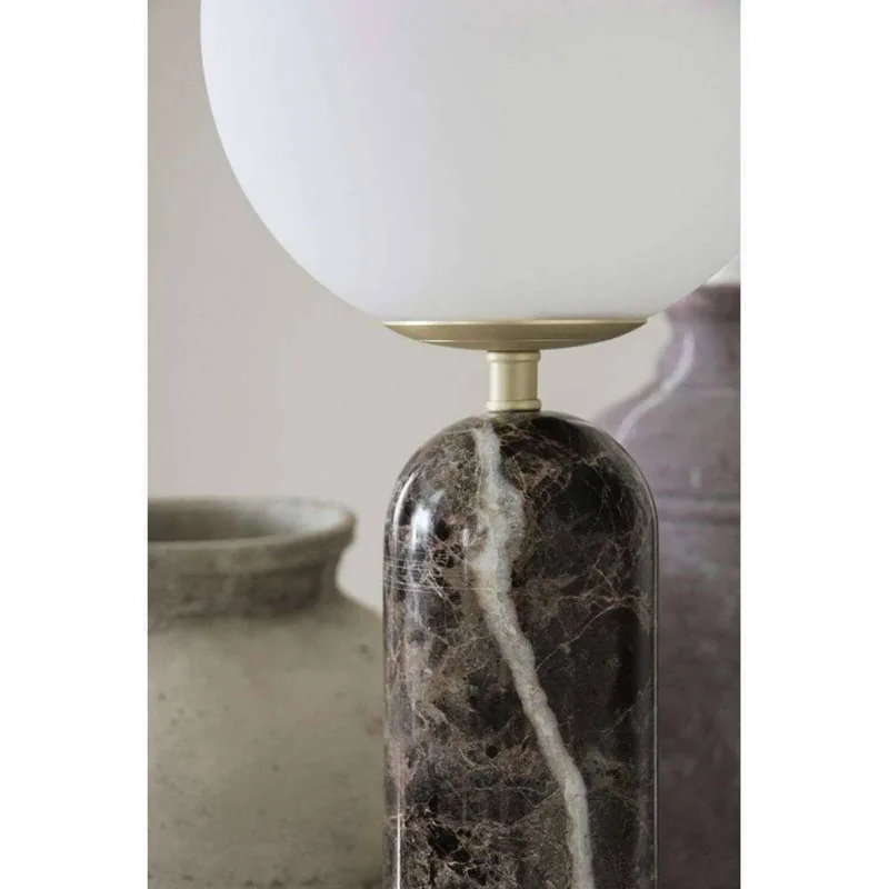 tafellamp Torrano, bruin, hoogte 53 cm från Globen Lighting i Bruin gemarmerd, Vit, Geborsteld messing – produktbild 1 av 5
