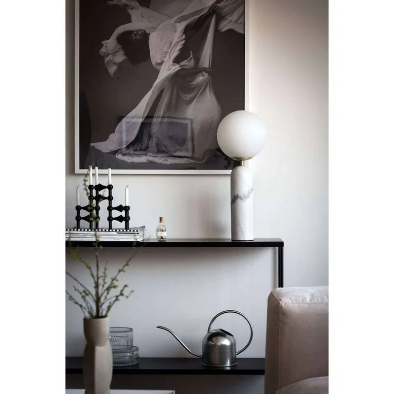 Lampe de table Torrano, verte, hauteur 53 cm de Globen Lighting en Donkergroen gemarmerd, Blanc, Geborsteld messing – photo produit 2 sur 5