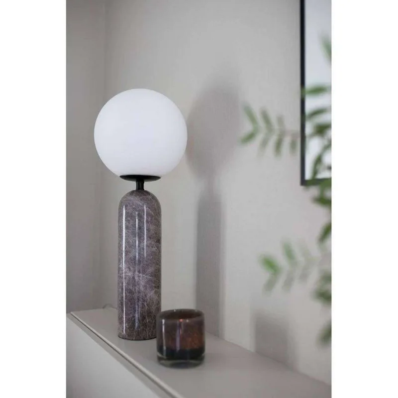 Lampe de table Torrano, verte, hauteur 53 cm de Globen Lighting en Donkergroen gemarmerd, Blanc, Geborsteld messing – photo produit 3 sur 5