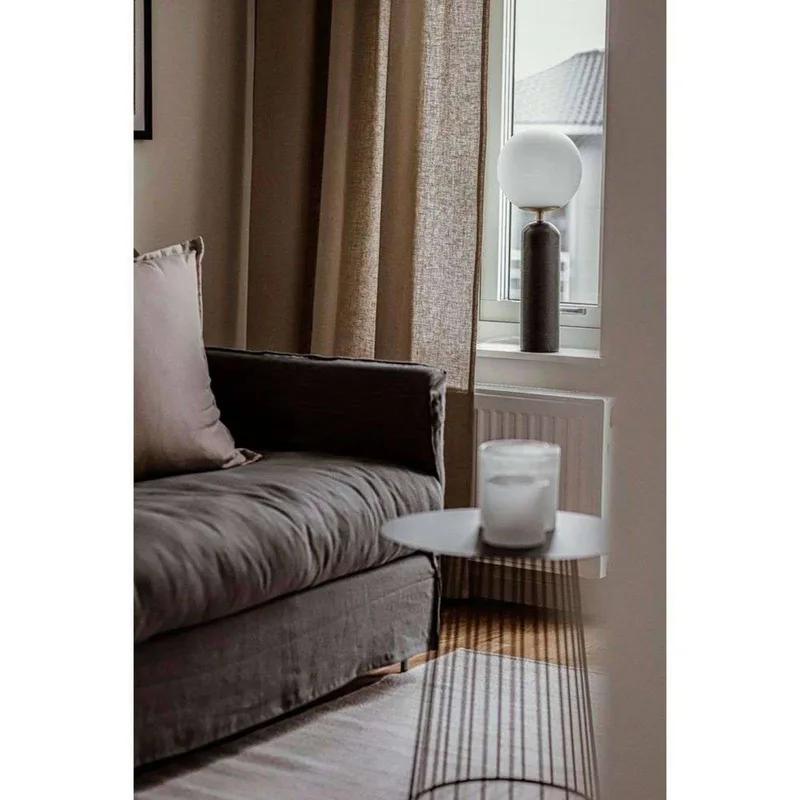 Lampe de table Torrano, verte, hauteur 53 cm de Globen Lighting en Donkergroen gemarmerd, Blanc, Geborsteld messing – photo produit 4 sur 5