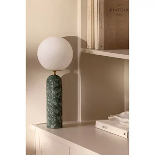 Lampe de table Torrano, verte, hauteur 53 cm de Globen Lighting en Donkergroen gemarmerd, Blanc, Geborsteld messing – photo produit 5 sur 5