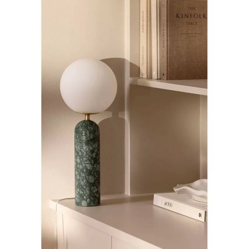 Lampe de table Torrano, verte, hauteur 53 cm de Globen Lighting en Donkergroen gemarmerd, Blanc, Geborsteld messing – photo produit 5 sur 5