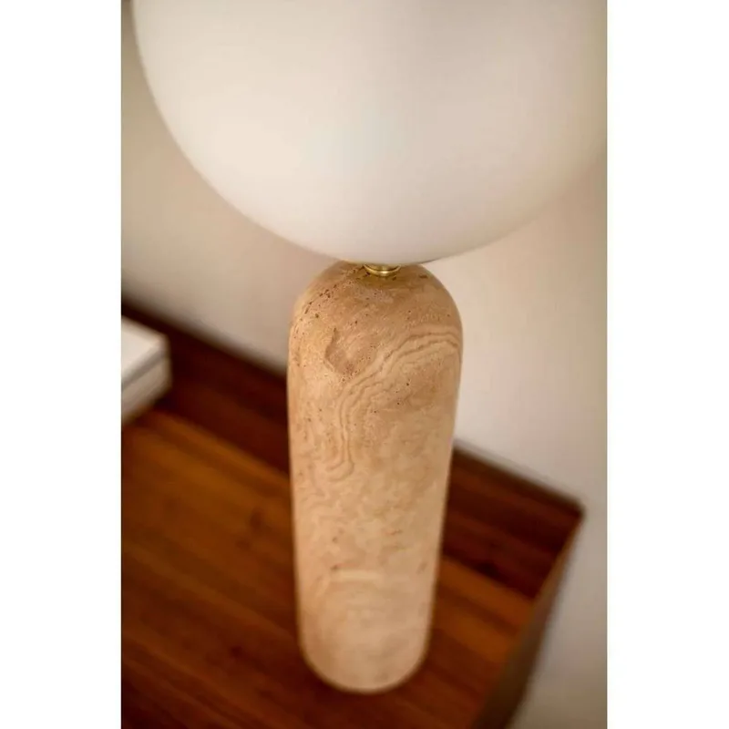 bordlampe Torrano højde 53 cm travertin fra Globen Lighting i Beige, Hvid, Geborsteld messing – produktbillede 1 af 5