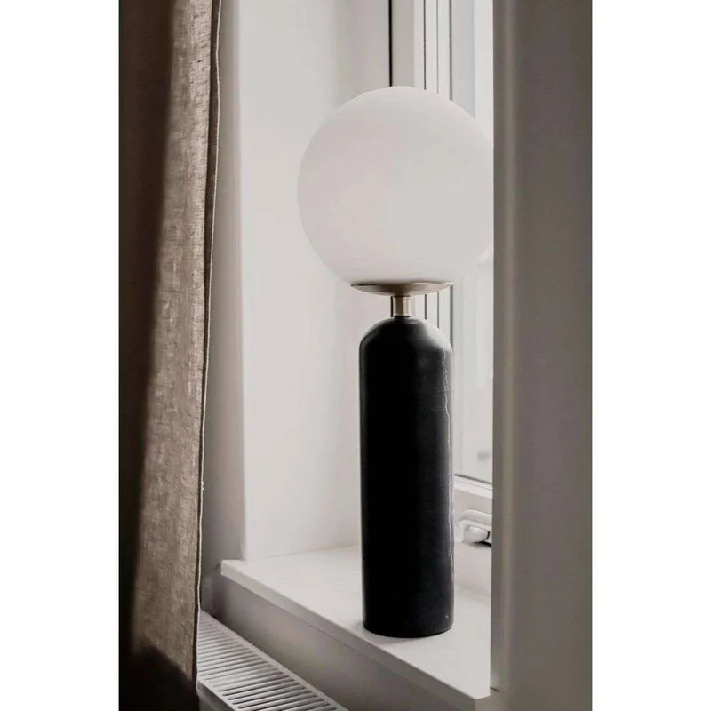 Lampe de table Torrano Noir de Globen Lighting en Noir, Blanc, Geborsteld messing – photo produit 2 sur 5