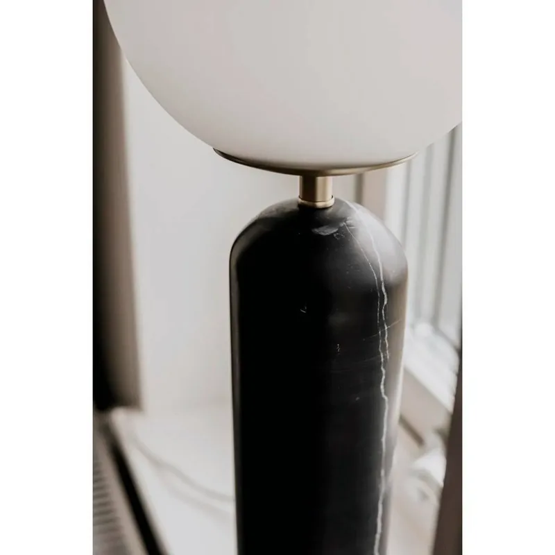 Lampe de table Torrano Noir de Globen Lighting en Noir, Blanc, Geborsteld messing – photo produit 1 sur 5
