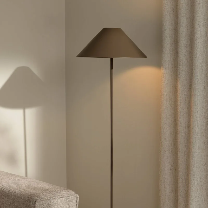 vloerlamp Cannes, bruin, metaal, 140 cm fra Globen Lighting i Mocha – produktbillede 1 af 2