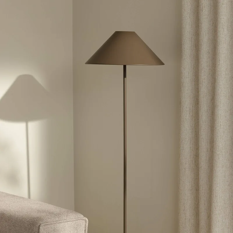 vloerlamp Cannes, bruin, metaal, 140 cm fra Globen Lighting i Mocha – produktbillede 2 af 2