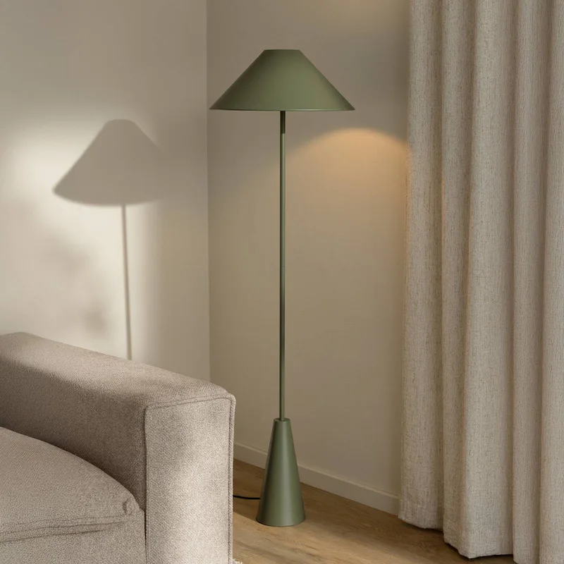 Lampadaire Cannes 140 cm Vert mousse de Globen Lighting en Mosgroen – photo produit 1 sur 5