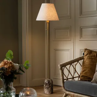 Lampadaire Gino, pied en marbre, beige, 145 cm de Globen Lighting en Beige, Bruin gemarmerd, Laiton – photo produit 1 sur 5