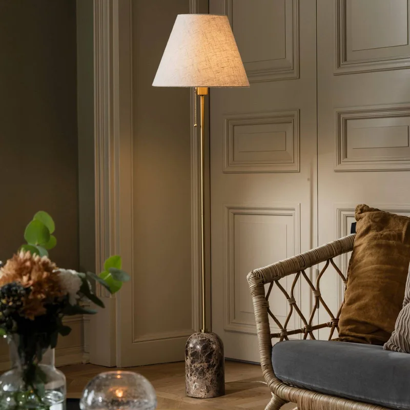 Lampadaire Gino, pied en marbre, beige, 145 cm de Globen Lighting en Beige, Bruin gemarmerd, Laiton – photo produit 1 sur 5