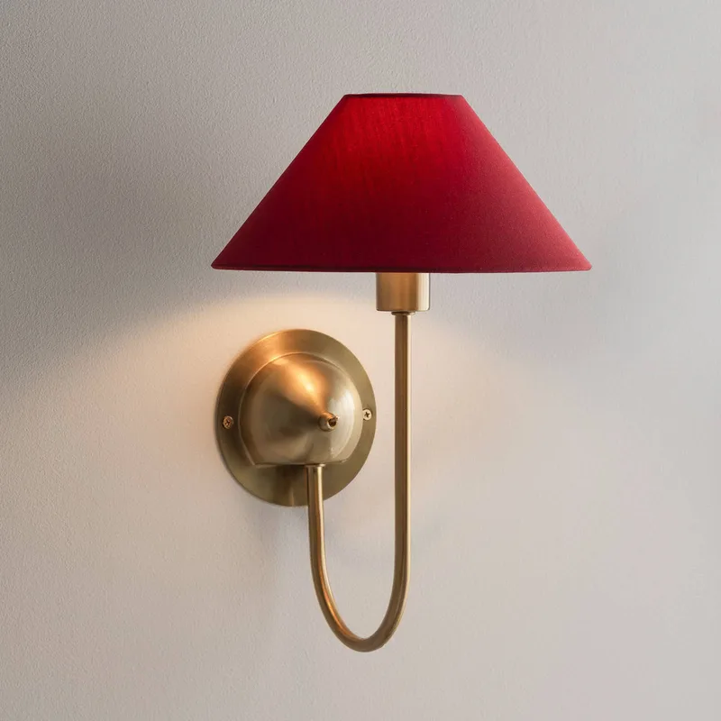 wandlamp IRIS, bordeauxrood, hoogte 32 cm från Globen Lighting i Bordeauxrood, Geborsteld messing – produktbild 1 av 2