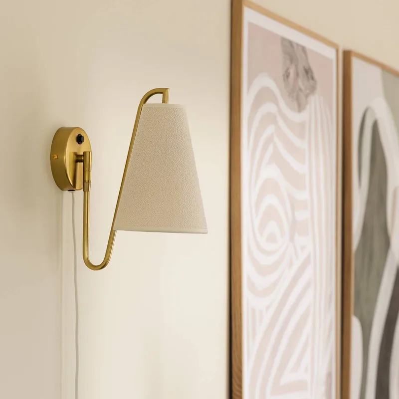Applique murale Lou Bouclé blanc-laiton brossé de Globen Lighting en Blanc, Laiton – photo produit 1 sur 2
