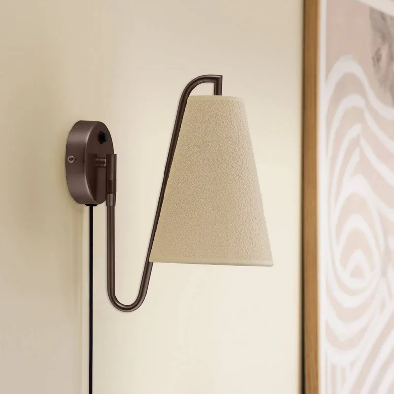 wandlamp Lou, brons/wit, Ø 14 cm, stekker från Globen Lighting i Vit, Brons – produktbild