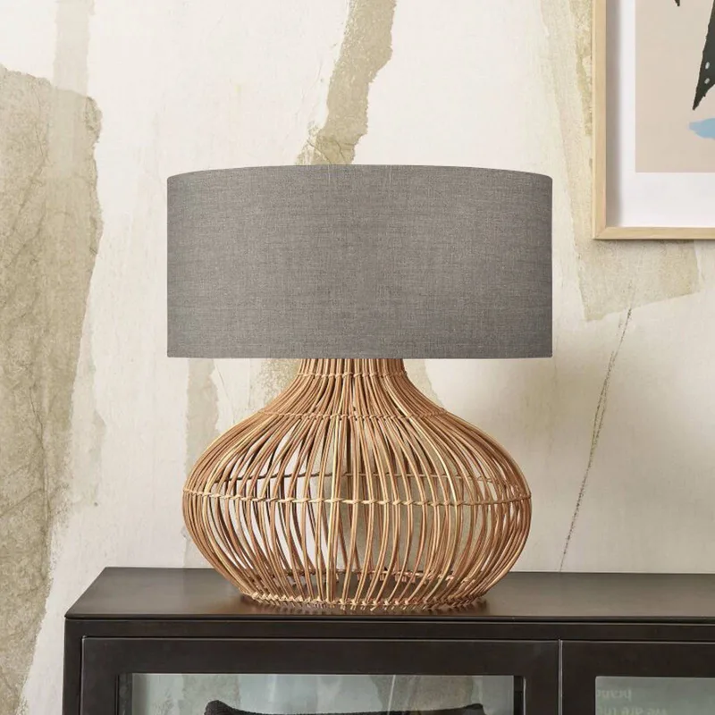 Kalahari tafellamp 47 cm, donker linnen von Good&Mojo in Licht hout, Donker linnen – Produktfoto 1 von 3