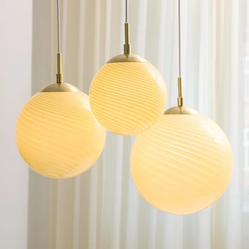 CANDY BALL Hängelampe creme/altmessing Ø 20 cm von Halo Design – Produktfoto