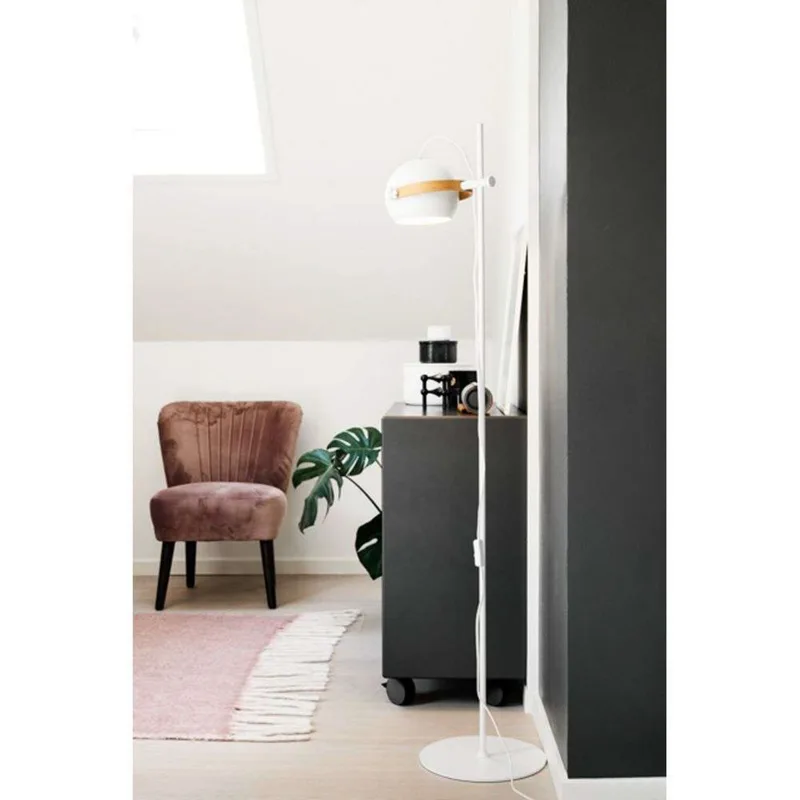 D.C Stehleuchte Ø18 Black/Oak von Halo Design – Produktfoto