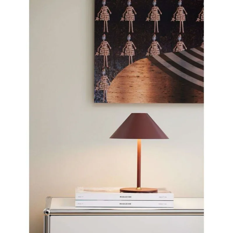 Hygge Portable Tischleuchte Ø19 Maroon von Halo Design – Produktfoto