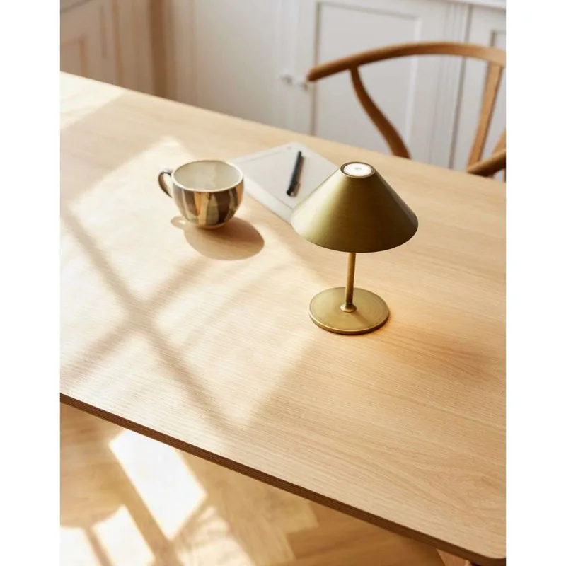 Hygge Portable Lampe de Table Antique Brass de Halo Design – photo produit