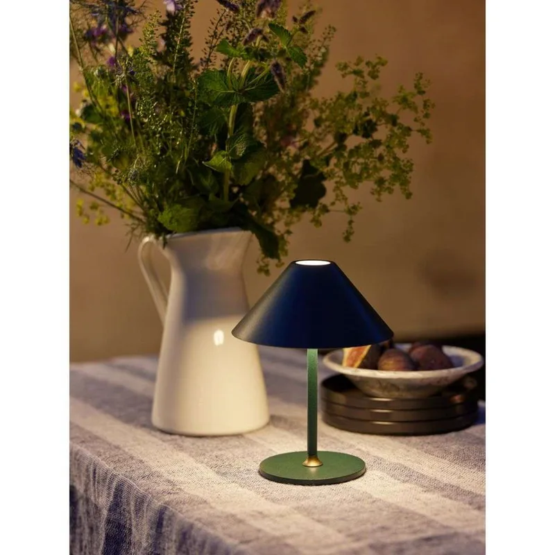 Hygge Portable Tischleuchte Deep Green von Halo Design – Produktfoto