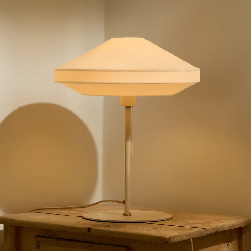 PARIS SOFT tafellamp, crèmekleurig textiel, hoogte 50 cm fra Halo Design – produktbillede