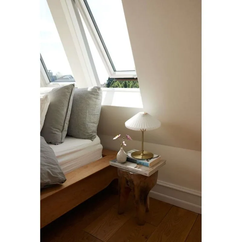 Paris Tischleuchte Ø24 Clean White/Antique von Halo Design – Produktfoto